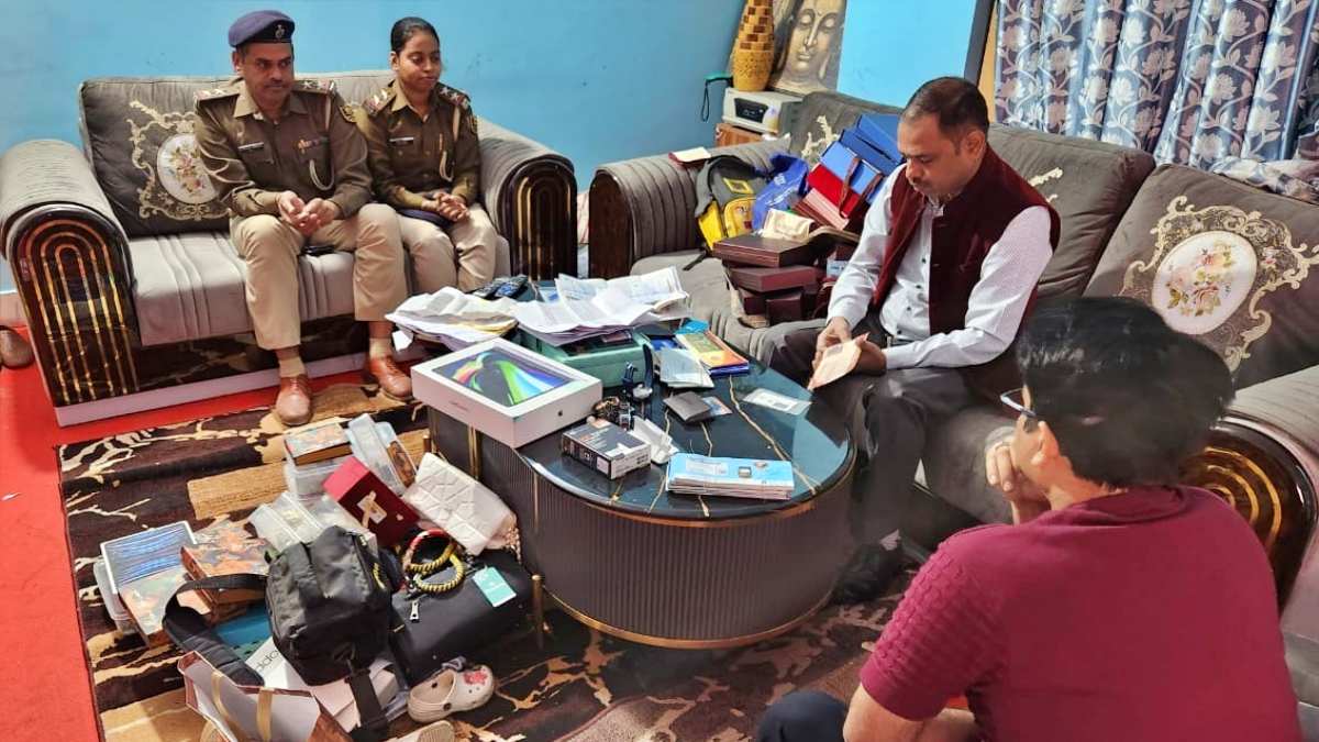 नालंदा में डीटीओ के घर छापेमारी करती स्पेशल विजिलेंस की टीम