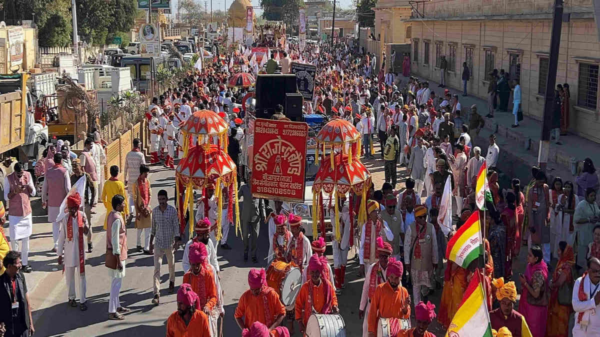 दादा गुरुदेव चादर महोत्सव: वरघोड़ा निकाला, 150 वर्ष बाद ज्ञान भंडार से बाहर  आई पवित्र चादर