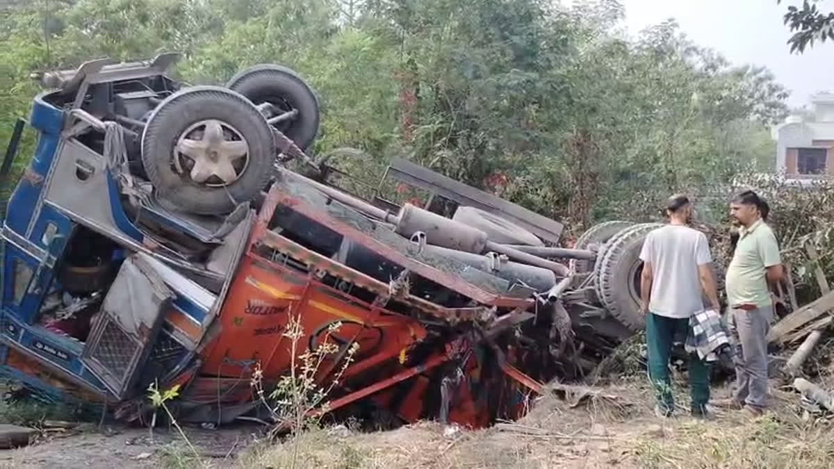 ट्रक से टकराई हरियाणा की बस