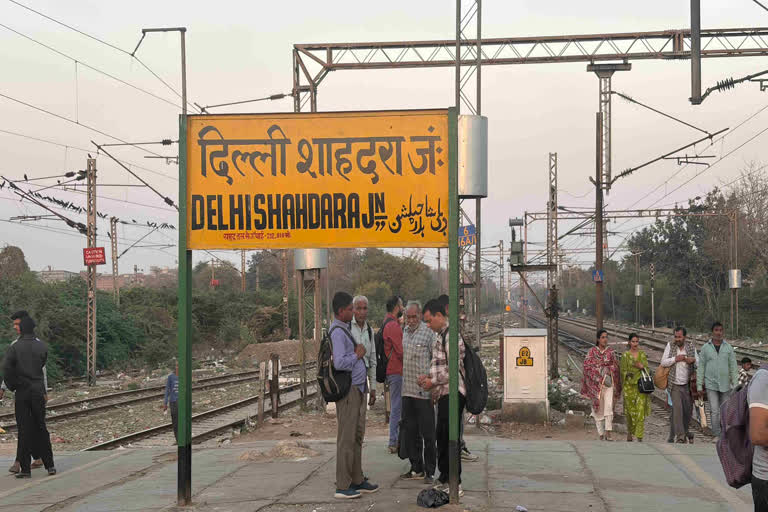 फोन छीनकर भाग रहे चोर का पीछा करते समय 21 साल का युवक ट्रेन से कटा, हुई  मौत; शाहदरा स्टेशन पर दर्दनाक हादसा