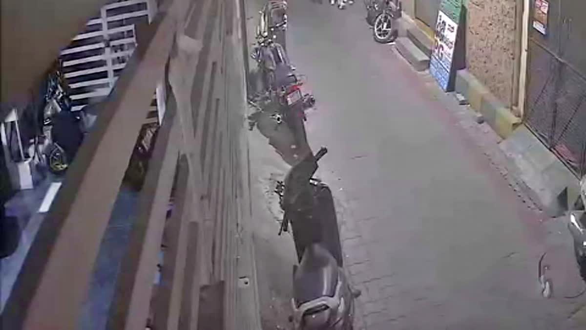 A YOUNG WOMAN WALKING ON A BENGALURU ROAD WAS SEXUALLY HARASSED BENGALURU  SEXUALLY HARASSING CCTV VIDEO  ಲೈಂಗಿಕ ಕಿರುಕುಳ  ಸುದ್ದಗುಂಟೆಪಾಳ್ಯ SEXUALLY HARASSED