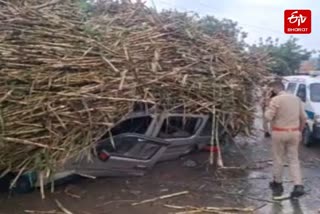 वैन पर पलटा गन्ना लदा ट्रक.