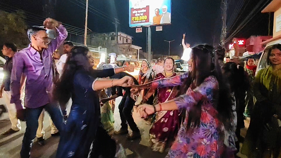 Celebrating Birth Of A Daughter After 24 Years, A Dhamtari Ward Erupts In Joy With DJ, Fireworks And A Powerful Message