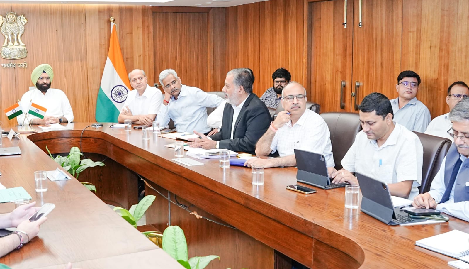 अधिकारियों के साथ मंत्री मनजिंदर सिंह सिरसा