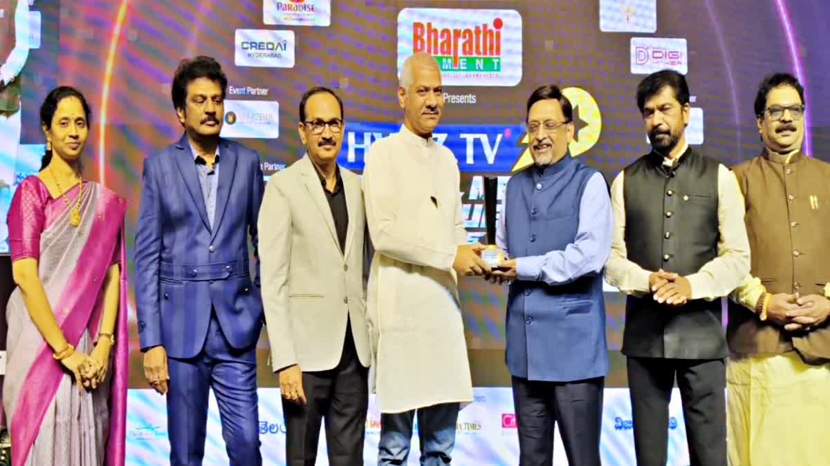 ETV Bharat CEO Jonnalagadda Srinivas (4th from left) accepts the 'HyBiz Digital Media Award' from Neerab Kumar Prasad, former Chief Secretary of Andhra Pradesh