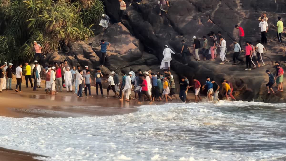 ಧಾರವಾಡ :ನೀರಿನ ಗುಂಡಿಯಲ್ಲಿ ಬಿದ್ದು ಇಬ್ಬರು ಬಾಲಕರು; ಸಮುದ್ರದಲೆಗೆ ಸಿಲುಕಿ ಇಬ್ಬರು ಯುವಕರು ಸಾವು...!!sea dawn people death 