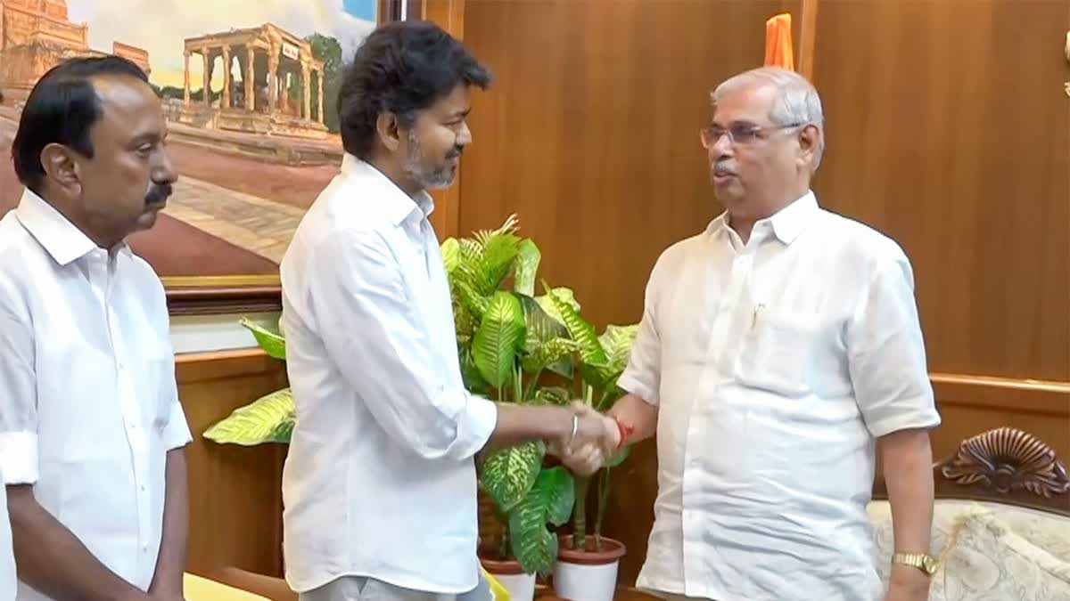 तमिलनाडु: सरकार बनाने का न्योता न मिलने पर विजय फिर पहुंचे राजभवन, राज्यपाल  नहीं हुए सहमत