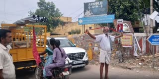 த.வெ.க. தலைவர் விஜயை ஆட்சி அமைக்க வேண்டும்: முதியவர் சாலைமறியல்