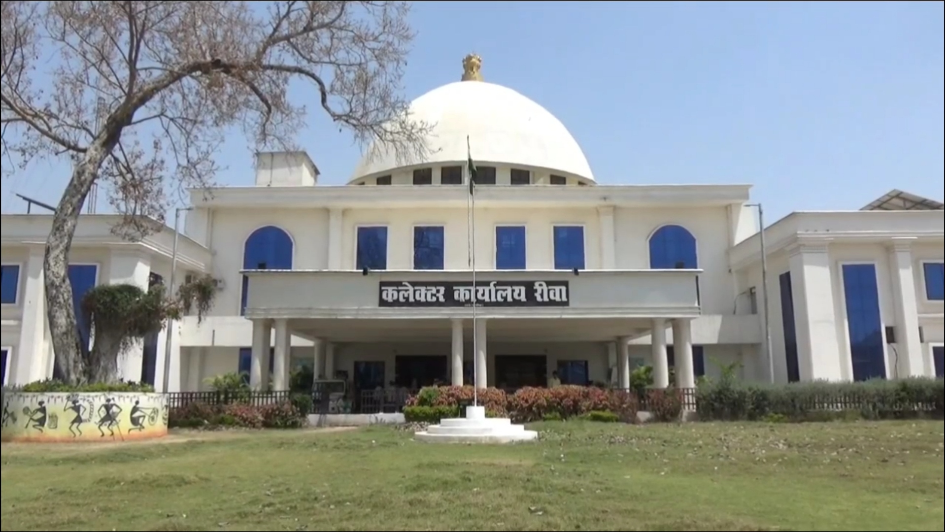 बार-बार हार्ट अटैक से जूझ रही महिला अधिकारी बेहोश होकर गिरी, दौड़े-दौड़े  कलेक्टर पहुंचे अस्पताल