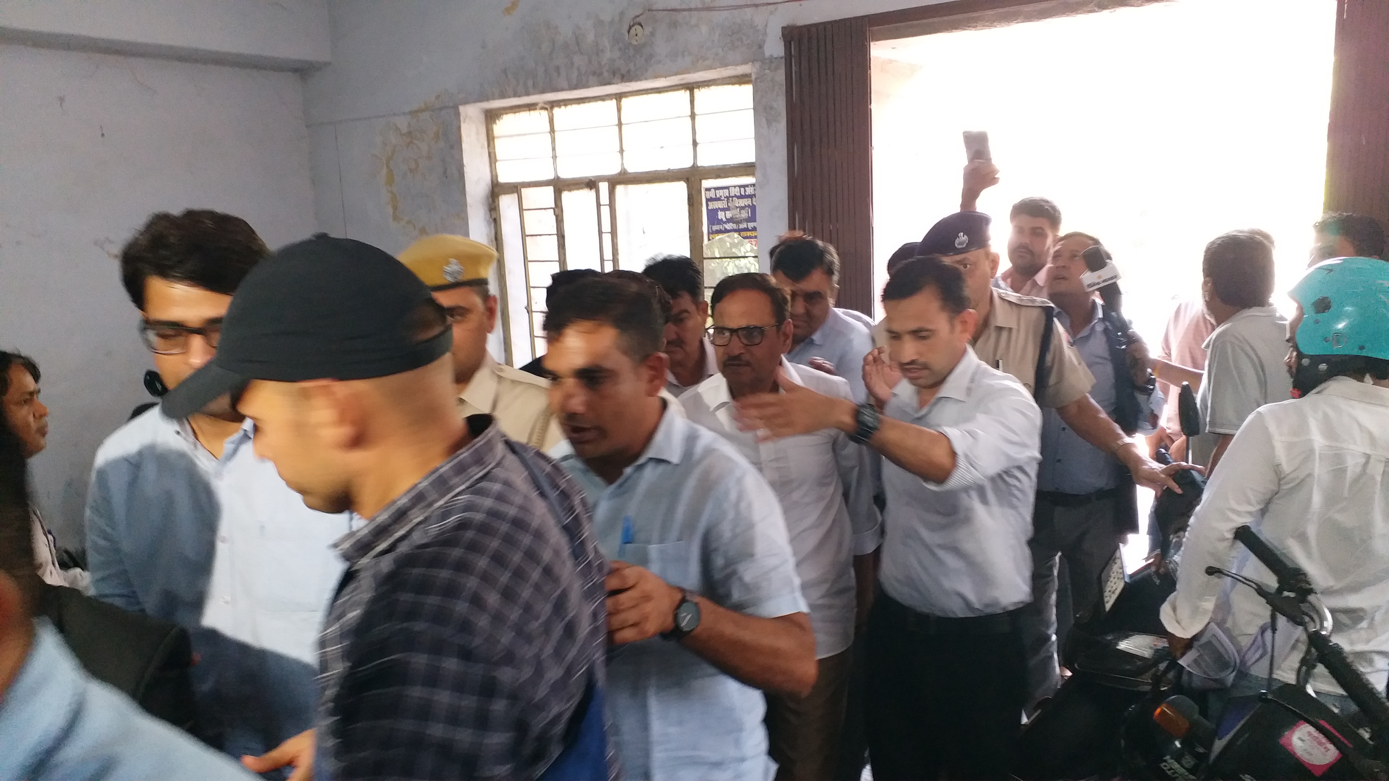 महेश जोशी को कोर्ट में पेश करने ले जाती एसीबी की टीम