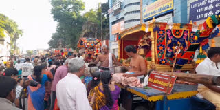 வெண்ணாற்றங்கரை கோயிலில் இருந்து திவ்யதேச பெருமாள்களுடன் பல்லக்குகளில் புறப்பட்ட பெருமாளின் படங்கள்