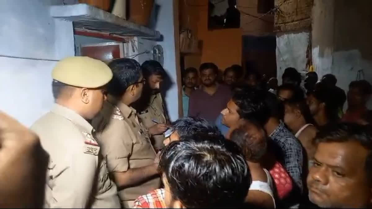 Youth Murders Father, Sits Near Blood Soaked Body For Two Days In UP's Jhansi In a disturbing incident that took place in Jhansi, Uttar Pradesh, a man named Ashish reportedly killed his father, Gopaldas, and kept the body inside their house for two days.