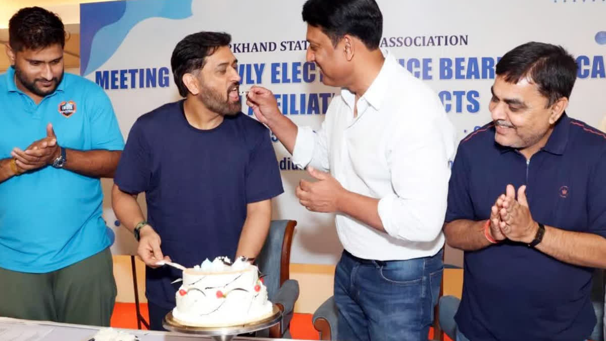 MS Dhoni Celebrate his 44th Birthday with friends