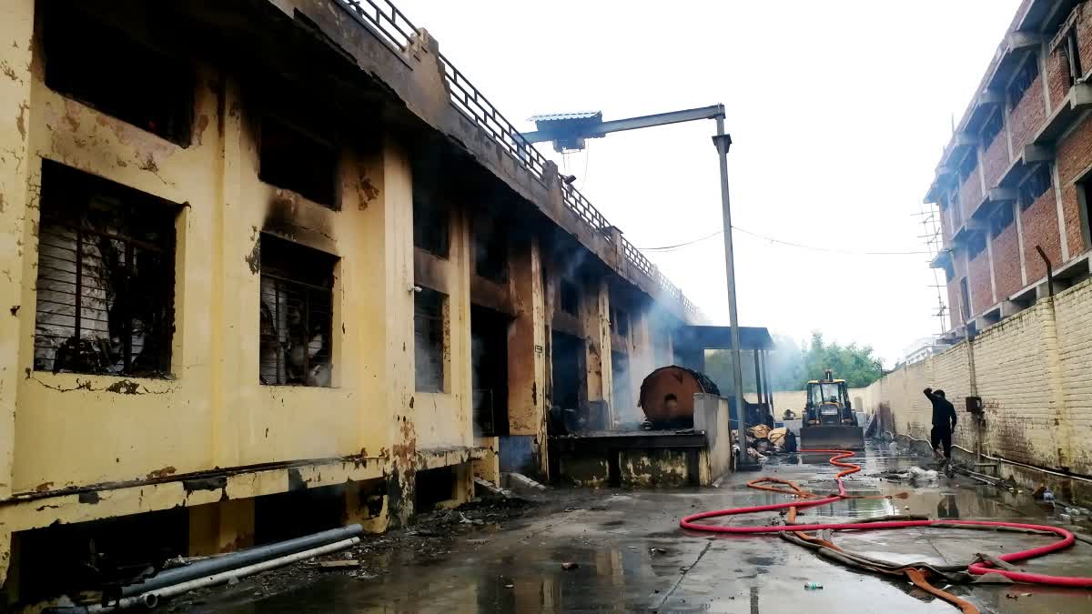 पेपर फैक्ट्री में कड़ी मशक्कत के बाद आग पर पाया गया काबू