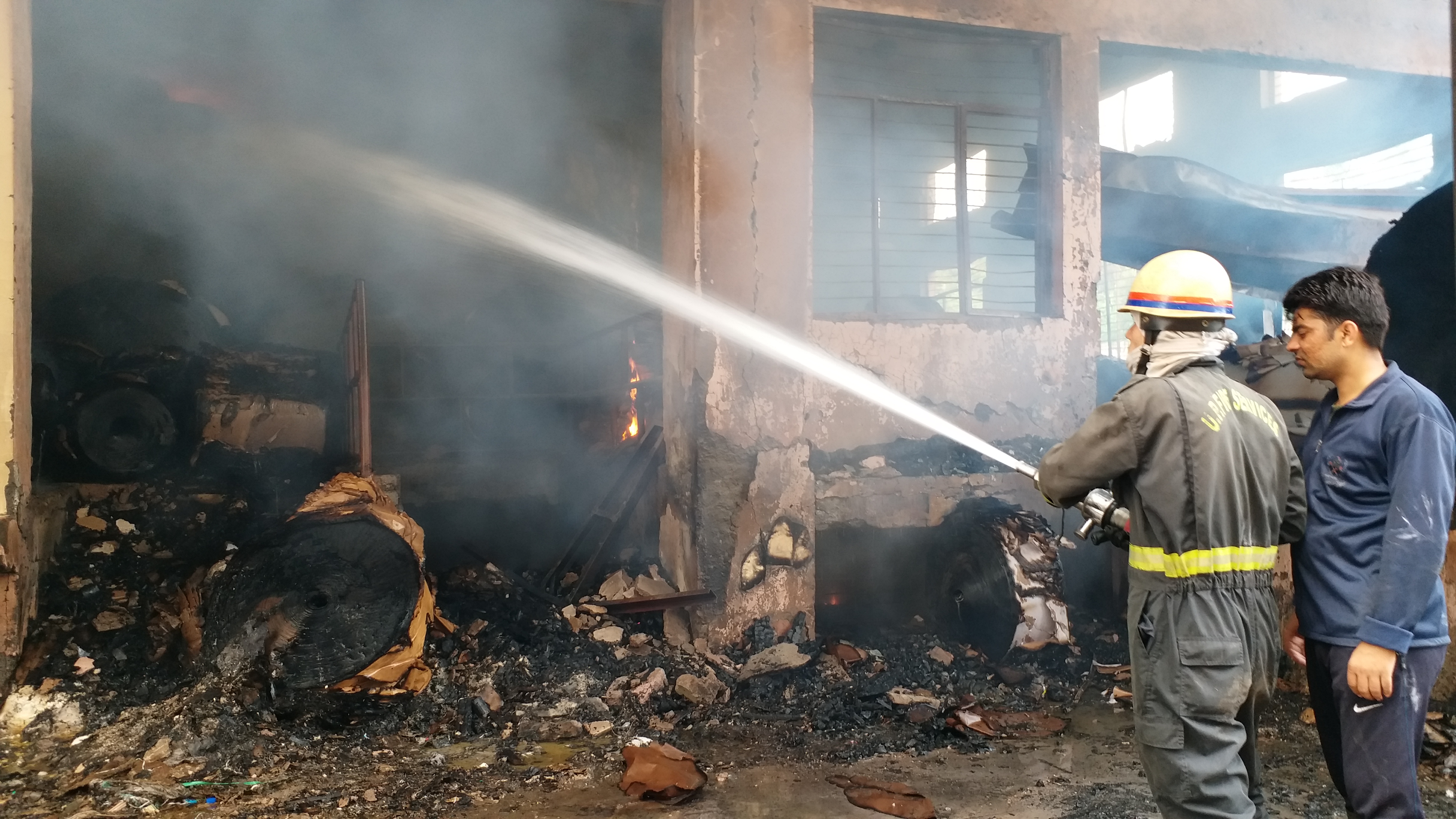 फैक्ट्री में मौजूद पेपर रोल्स से तेजी से फैली आग