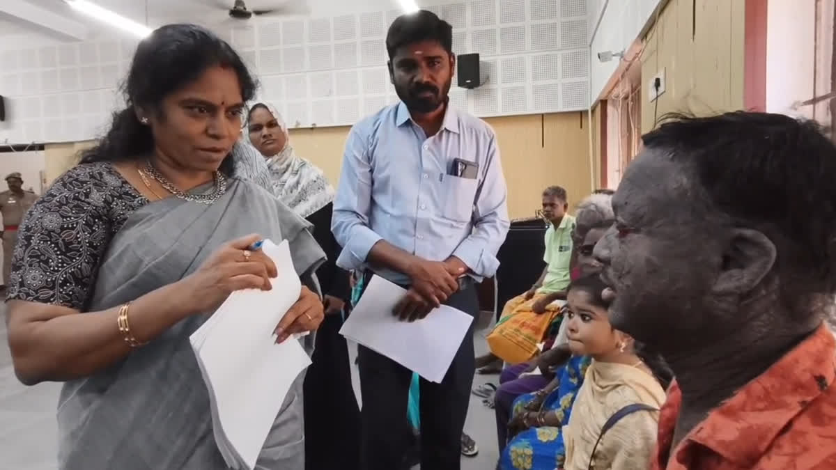 இளைஞரிடம் மனுவை பெற்றுக்கொண்ட மாவட்ட ஆட்சியர் மிருணாளினி