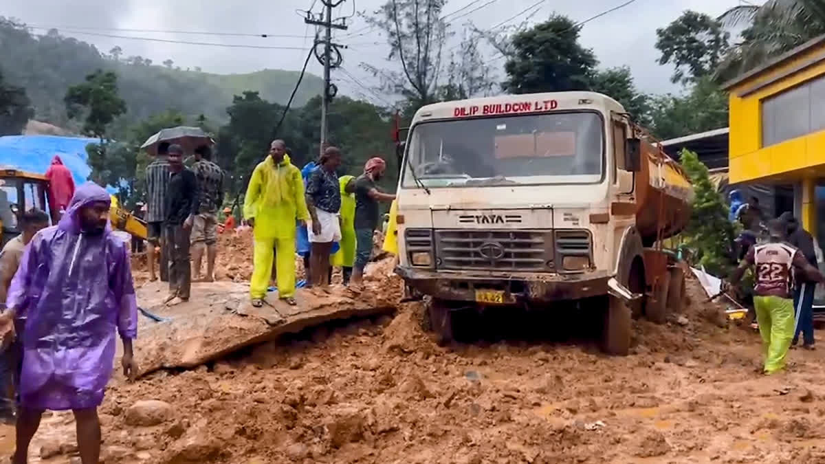 ମାଟି ତଳେ ଆହୁରି ଲୋକ ଫସି ରହିଥିବା ସନ୍ଦେହ କରାଯାଉଥିବାରୁ NDRF, ଅଗ୍ନିଶମ ଏବଂ RRT ଉଦ୍ଧାର କାର୍ଯ୍ୟ ପାଇଁ ଘଟଣାସ୍ଥଳରେ ଅଛନ୍ତି ।
