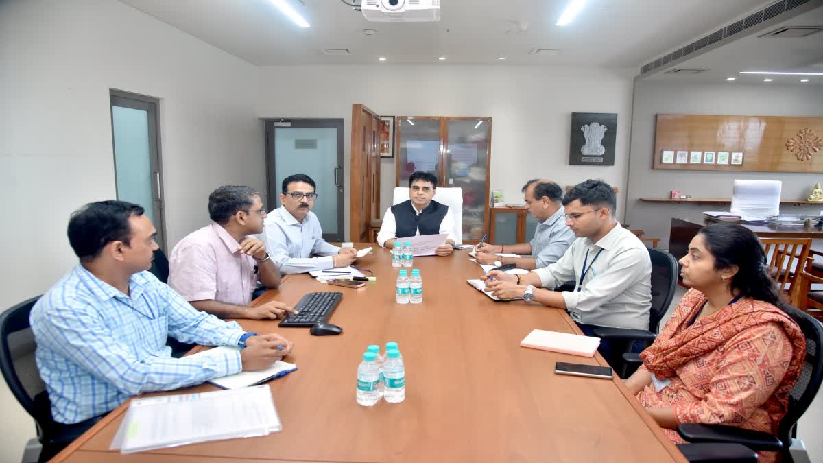 આરોગ્ય મંત્રીની આરોગ્ય અધિકારીઓ સાથે બેઠક