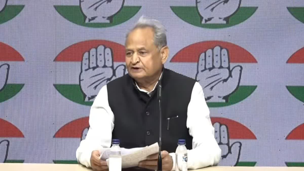 नई दिल्ली के कांग्रेस मुख्यालय में प्रेस कॉन्फ्रेंस करते हुए पूर्व मुख्यमंत्री अशोक गहलोत