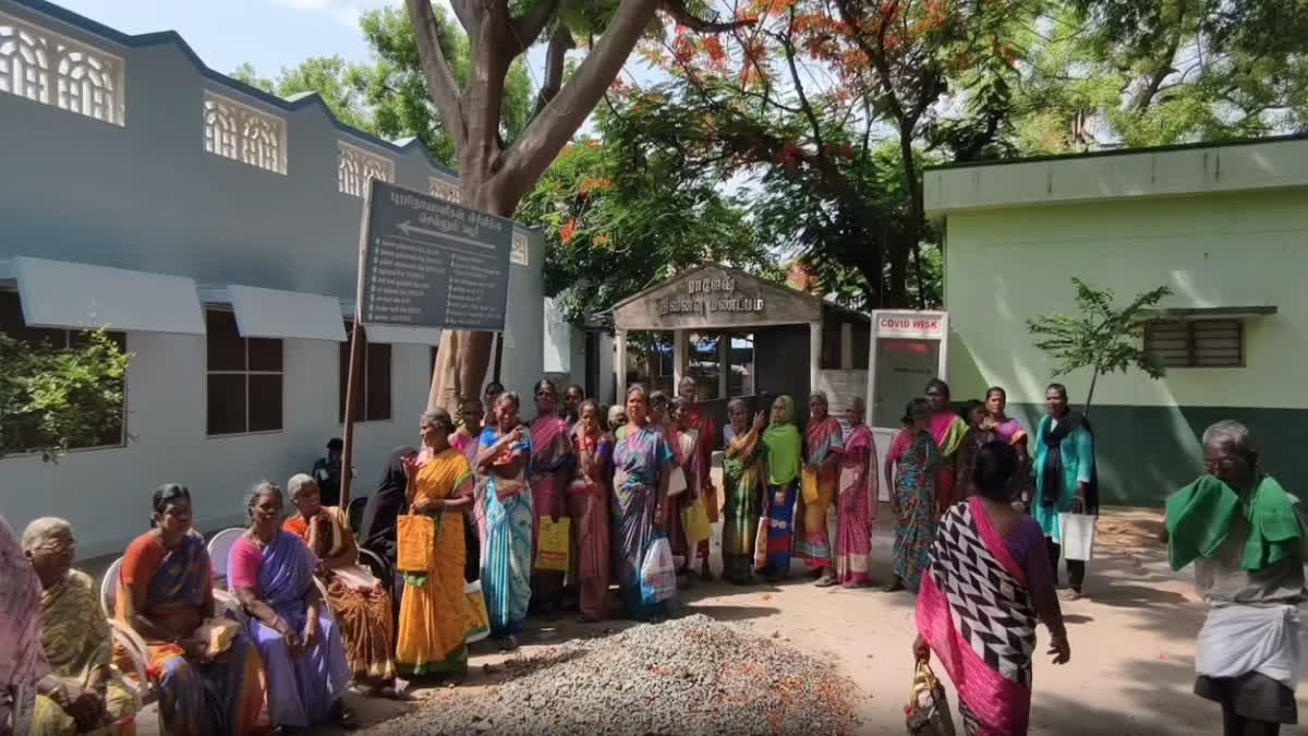மருத்துவமனையில் காத்திருக்கும் பொதுமக்கள்