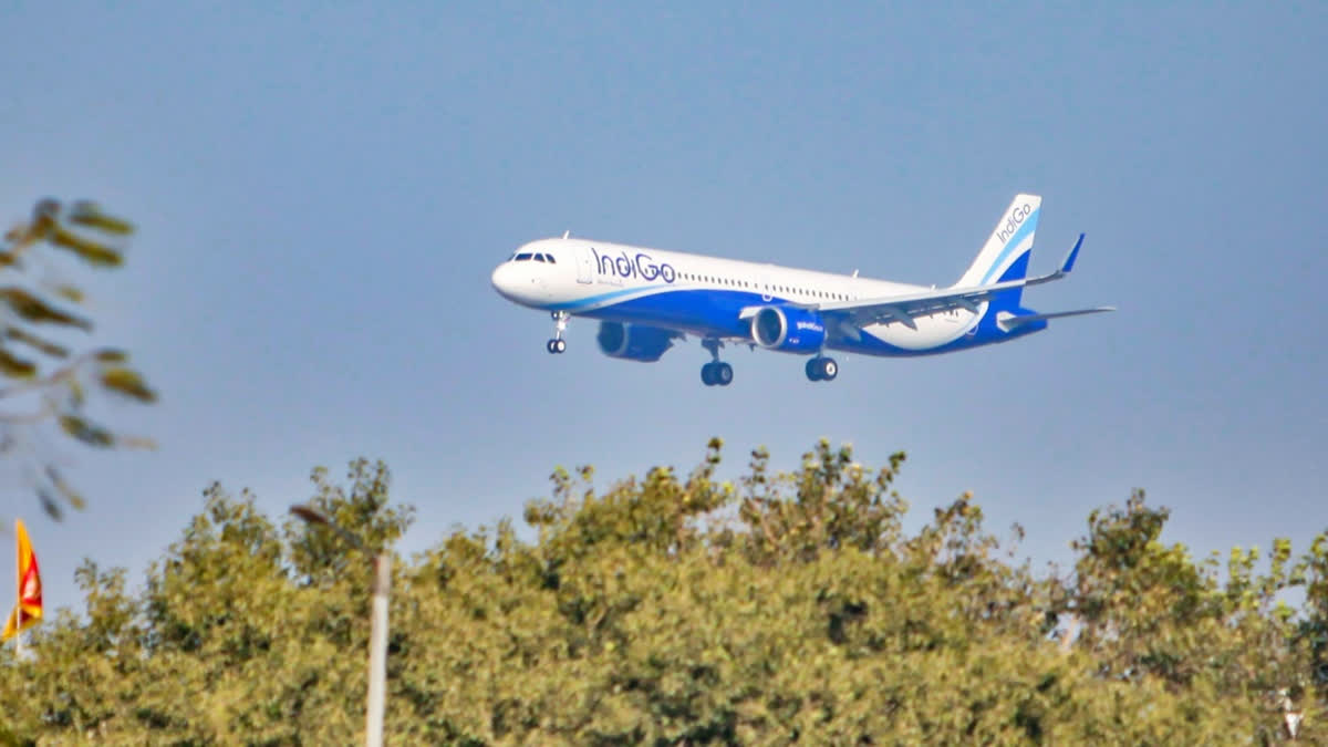 indigo-flight-takes-several-loops-above-the-sky-as-it-could-not-land-in-mumbai-due-to-bad-weather