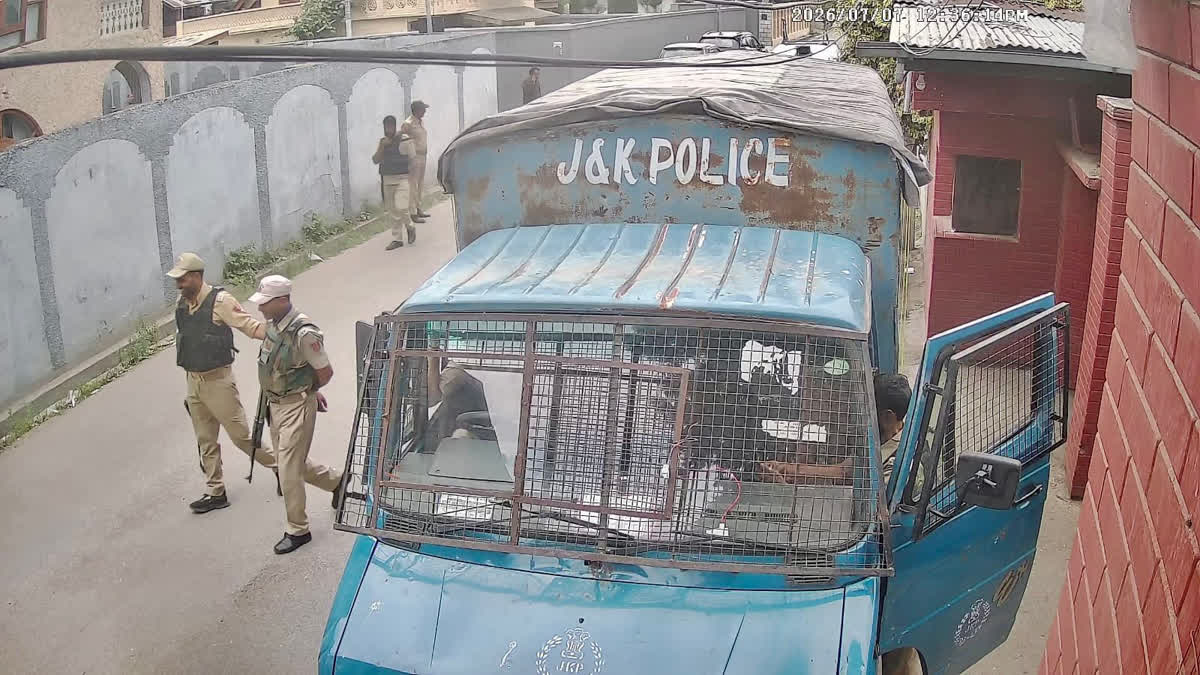 میرواعظِ کشمیر خانہ نظر بند، کہا پیلٹ متاثرین کی تکلیف کا مذاق نہ اڑایا جائے
