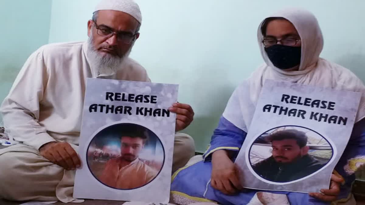 ملزم اطہر خان کے والدین اپنے بیٹے کی رہائی کے لیے احتجاج کرتے ہوئے