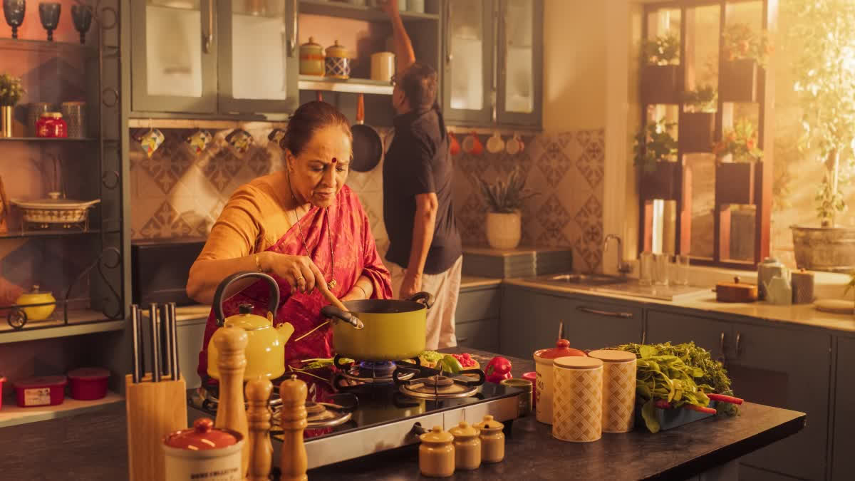 ಕೆಲವು ಆರೋಗ್ಯಕರ ಆಹಾರಗಳನ್ನು ಮತ್ತೆ ಮತ್ತೆ ಬಿಸಿ ಮಾಡಿ ಸೇವಿಸಿದರೆ ಅನಾರೋಗ್ಯಕ್ಕೆ ಕಾರಣವಾಗುತ್ತೆ: ತಜ್ಞರ ಎಚ್ಚರಿಕೆ Do not reheat food repeatedly Harmful to health Is reheating foods good ಆಹಾರ ಮತ್ತೆ ಬಿಸಿ ಮಾಡುವುದರ ಪರಿಣಾಮಗಳು
