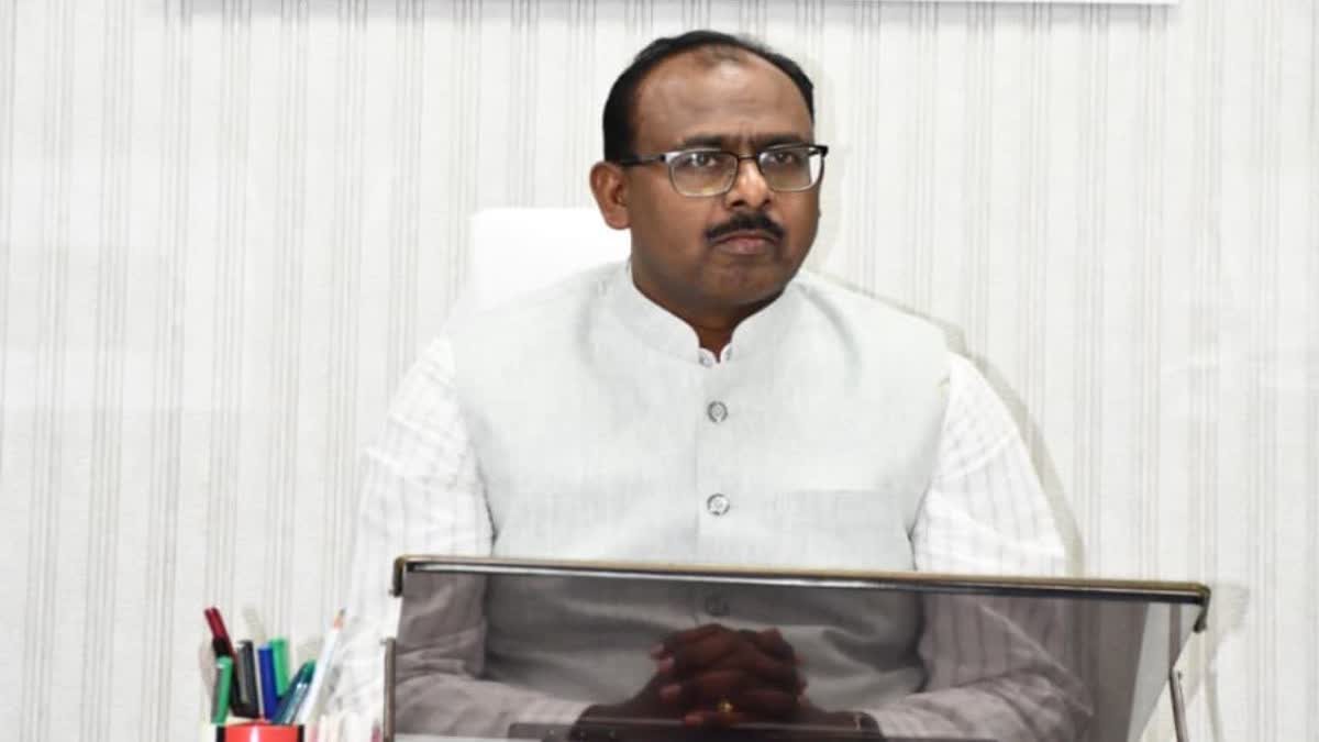 जिलाधिकारी संतोष कुमार शर्मा