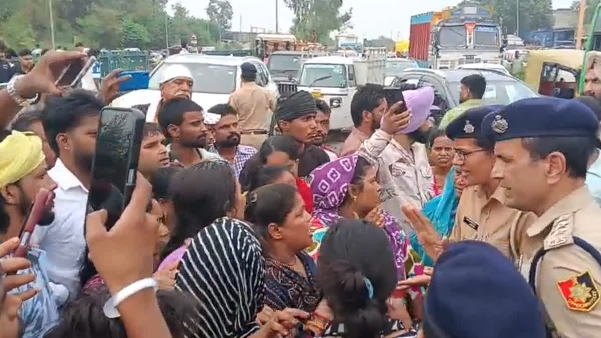 People Blocked Road after Murder of 15 year old Amit in Sundar Nagar Area of Chandigarh Mauli Jagran
