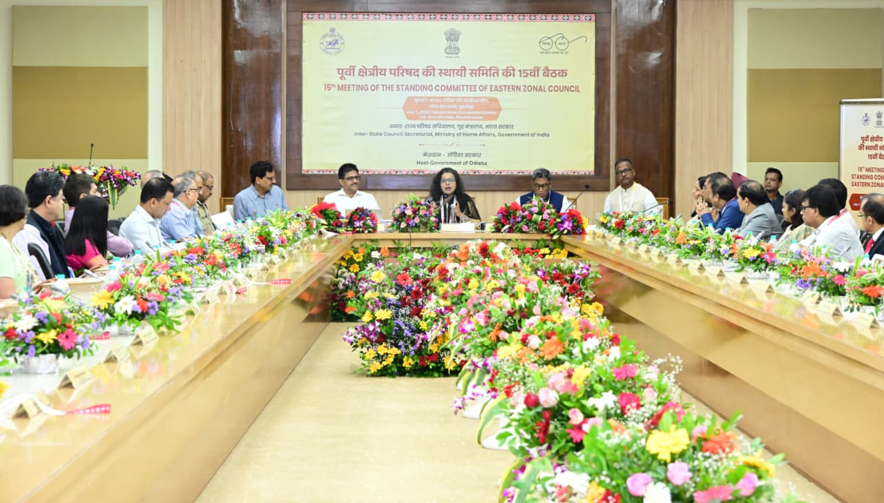 ଲୋକସେବା ଭବନ କନଭେନସନ ସେଣ୍ଟରରେ ଆୟୋଜିତ କାର୍ଯ୍ୟକ୍ରମରେ ଓଡ଼ିଶା ସରକାରଙ୍କ ଗୃହ ବିଭାଗର ଅତିରିକ୍ତ ମୁଖ୍ୟ ଶାସନ ସଚିବ ହେମନ୍ତ ଶର୍ମା ସ୍ୱାଗତ ଭାଷଣ ପ୍ରଦାନ କରିଛନ୍ତି ।