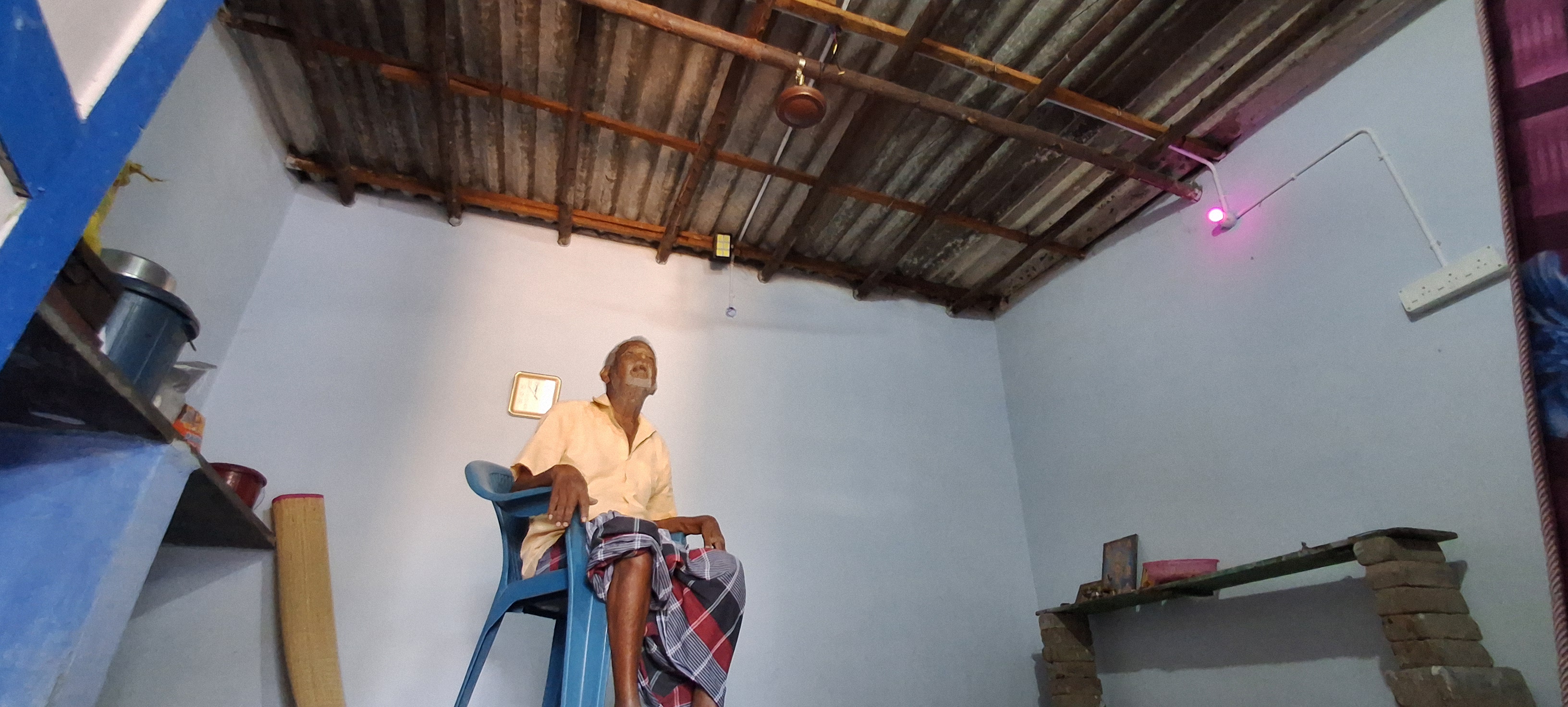 பெரியவர் பழனி வீட்டில் ஒளிரும் விளக்கு