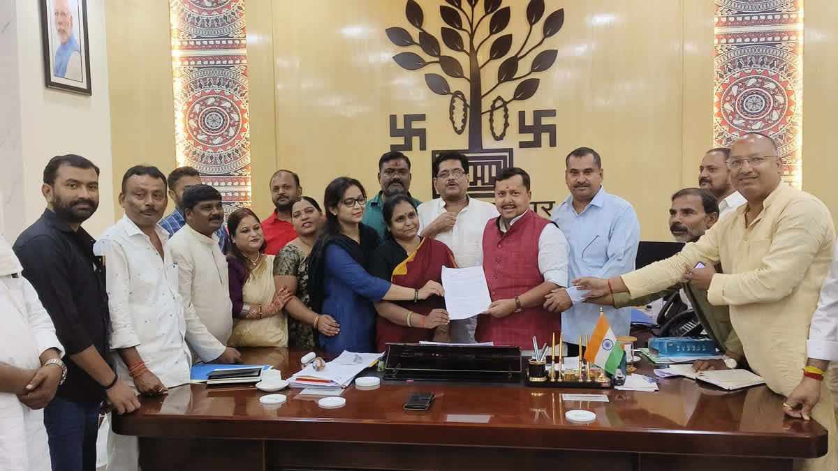 नगर निकायों को लेकर विभाग ने बदला फैसला, दोबारा से बहाल की गई स्टैंडिंग कमेटी की शक्तियां - Standing Committee Power Restore मंत्री नितिन नवीन के साथ पार्षद प्रतिनिधिमंडल.