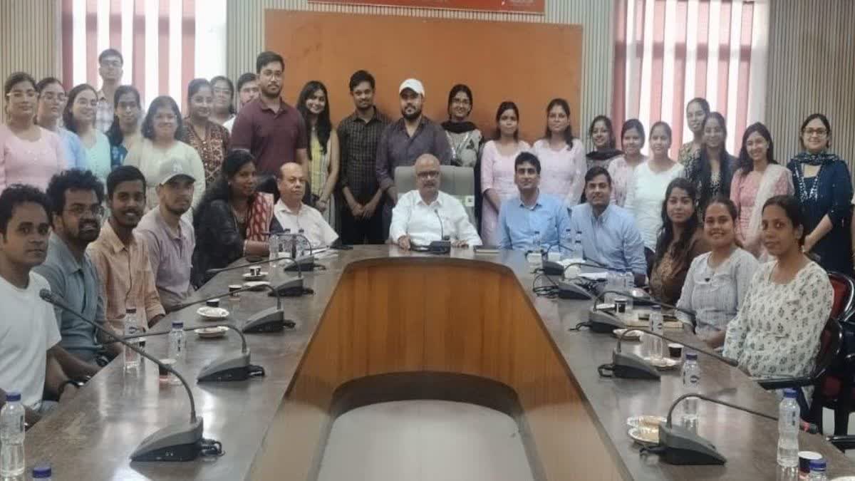 गोरखपुर AIIM में मौजूद चिकित्सक