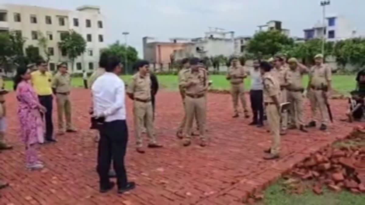 मौके पर मौजूद पुलिस के अधिकारी
