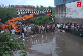 आगरा में ऑटो गड्ढे में पलटा.