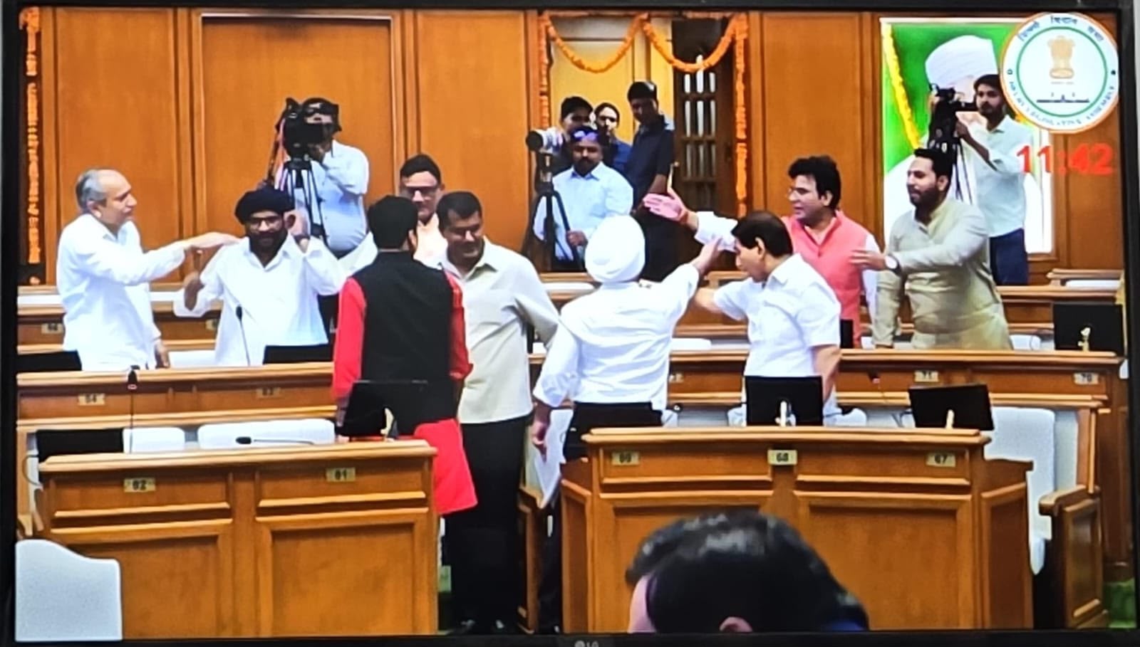 दिल्ली विधानसभा में प्रश्न कल को लेकर हंगामा