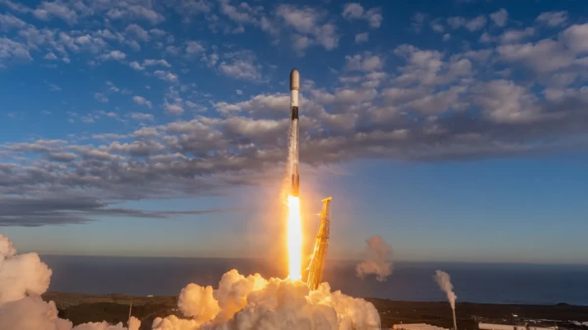 SpaceX ने वैंडेनबर्ग से 27 स्टारलिंक सैटेलाइट किए लॉन्च, 2026 का 103वां मिशन