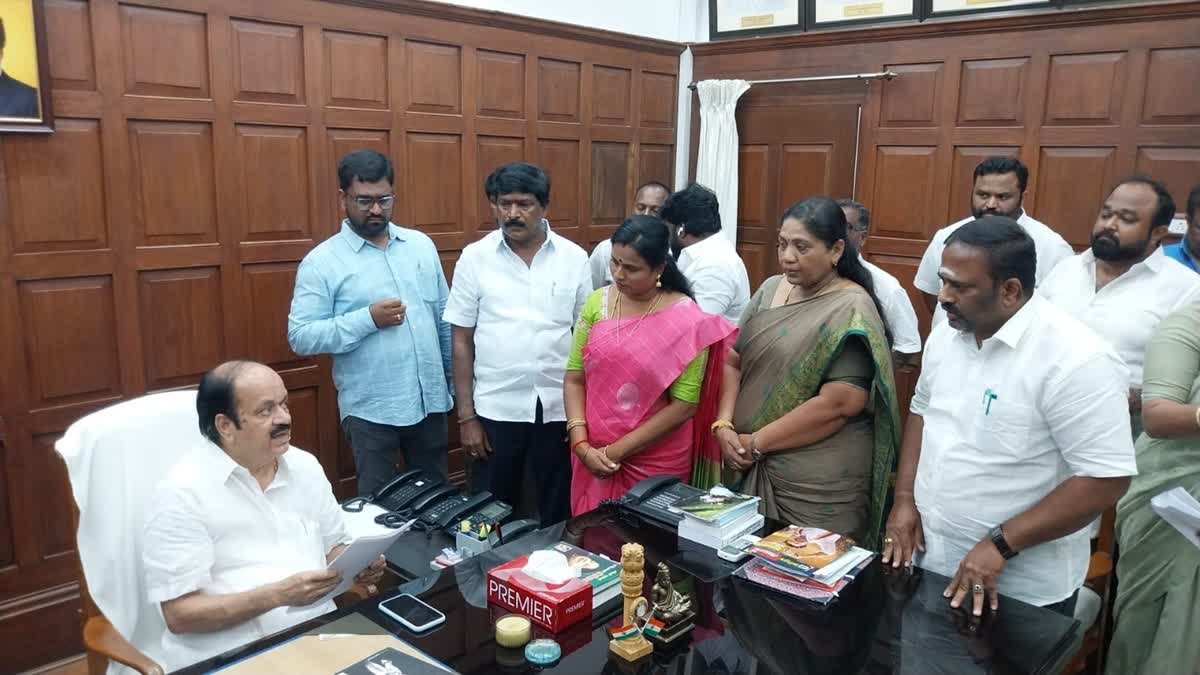 சபாநாயகரிடம் ராஜிநாமா கடிதம் கொடுத்தவர்கள்