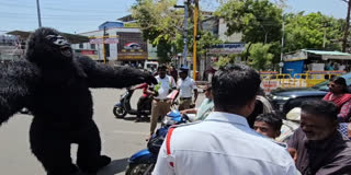 போக்குவரத்து காவல்துறையின் வினோத விழிப்புணர்வு