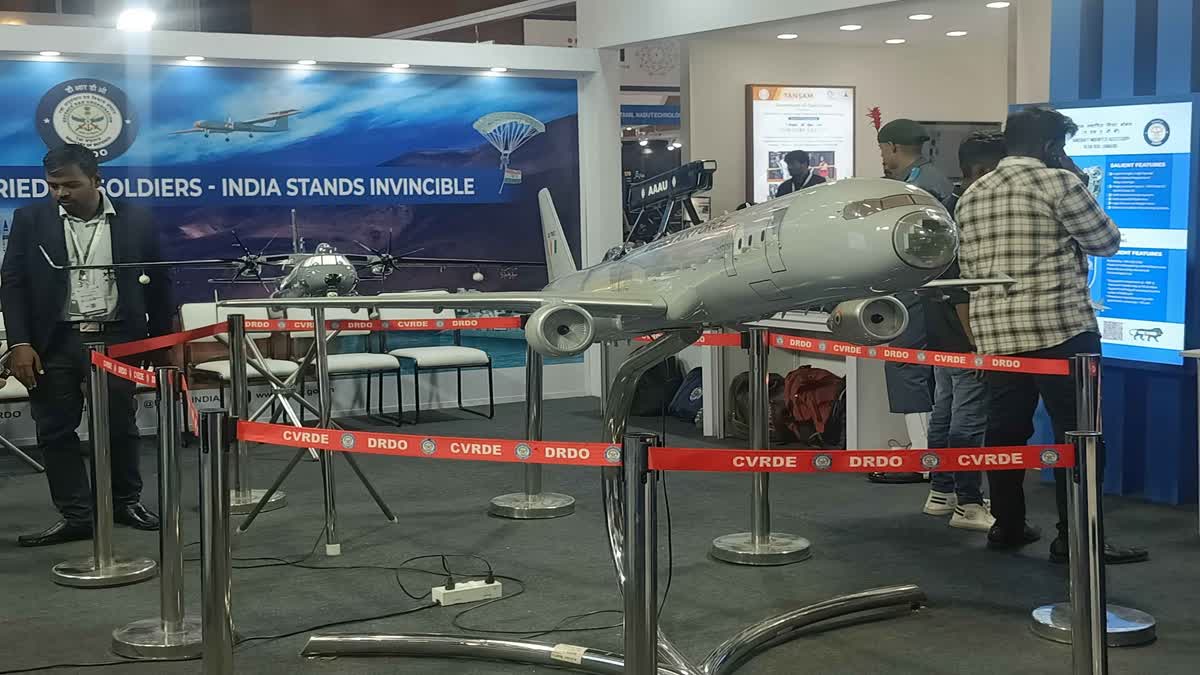 காட்சிப்படுத்தப்பட்டுள்ள விமானம்