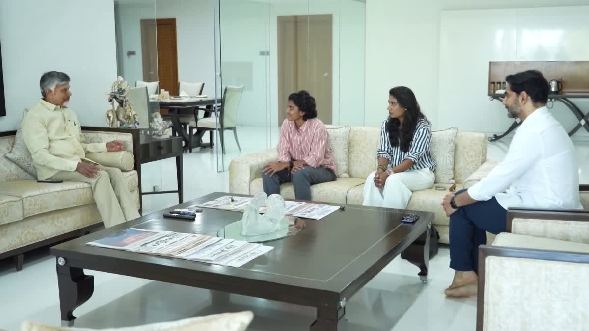 Women Cricketer Sricharani met CM Chandrabau