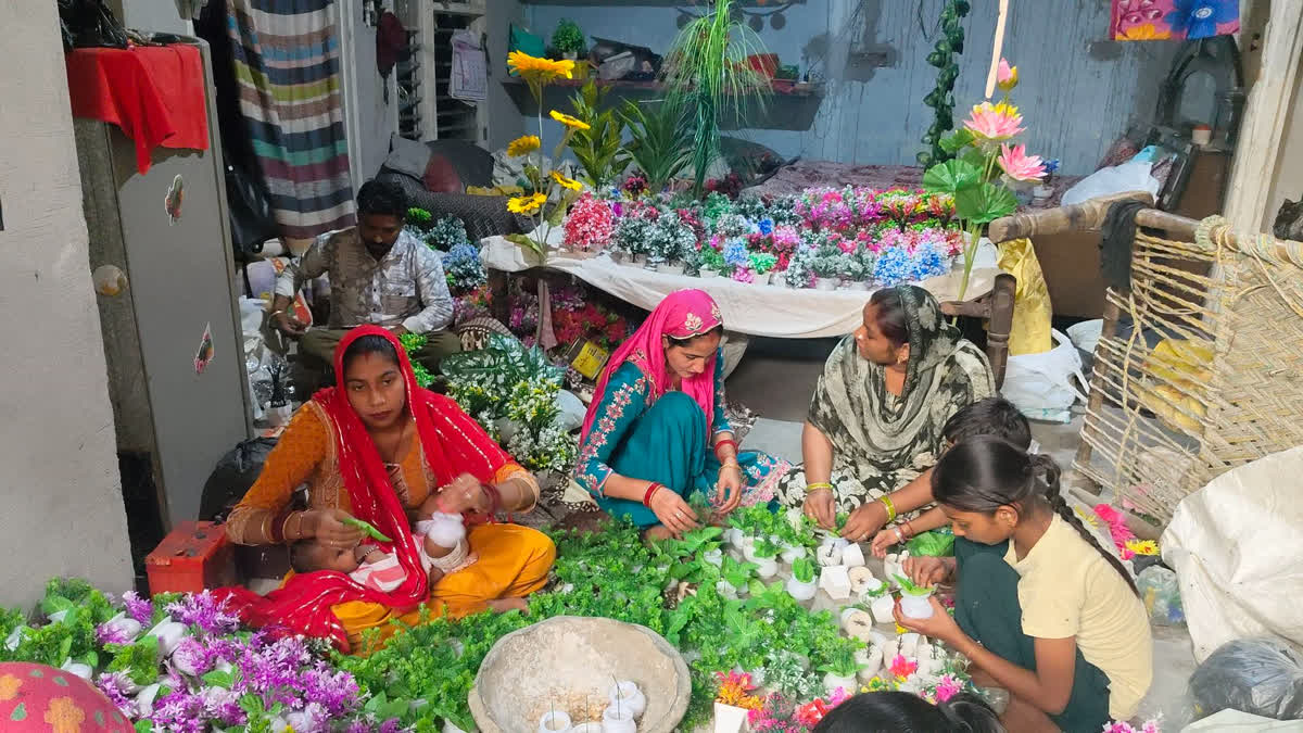 5 ಸಾವಿರದಿಂದ 15ಲಕ್ಷಕ್ಕೆ ತಲುಪಿದ ವಹಿವಾಟು: ಕೃತಕ ಹೂವಿನ ತಯಾರಿಕೆ ಮೂಲಕ ಭರಪೂರ ಆದಾಯಗಳಿಸುತ್ತಿರುವ ಗ್ರಾಮೀಣ ಮಹಿಳೆಯರು! artificial-flower-business
