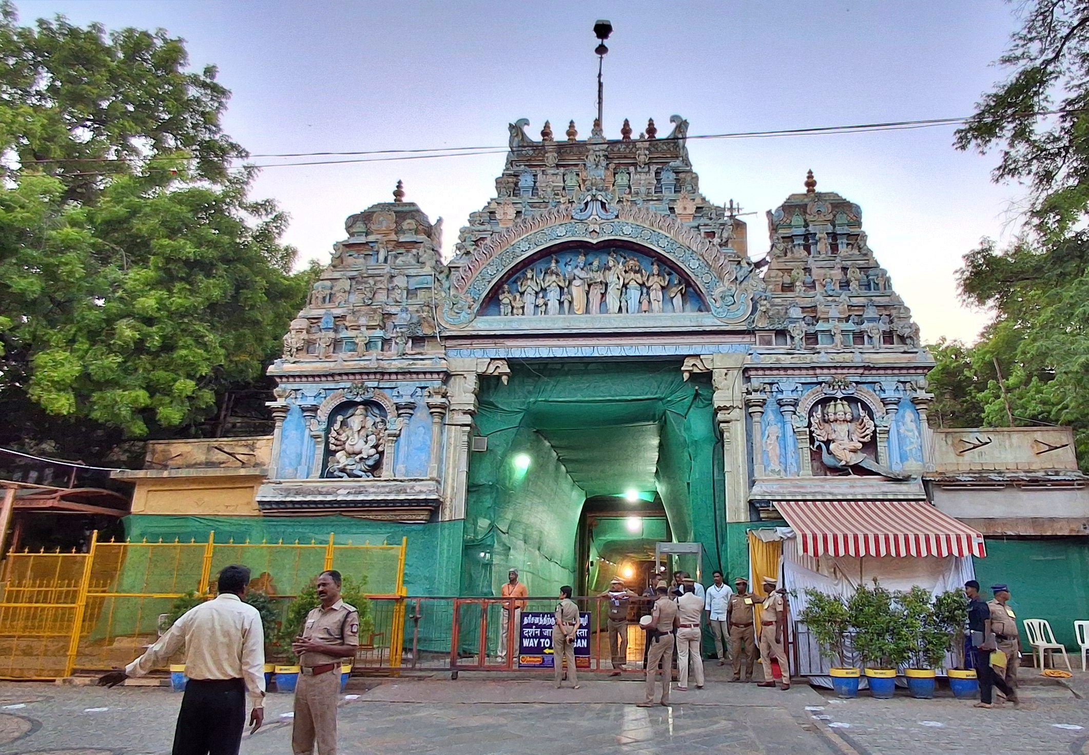 மதுரை மீனாட்சி அம்மன் கோயிலின் முகப்புத் தோற்றம்.