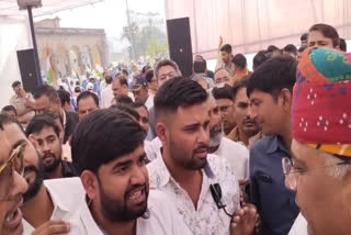 Workers complaining to the Minister