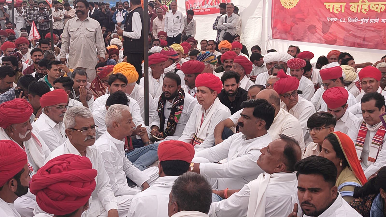 पाली में भड़की आरक्षण की 'आग' तो पुलिस ने भांजी लाठियां, आंसू गैस के गोले  छोड़े