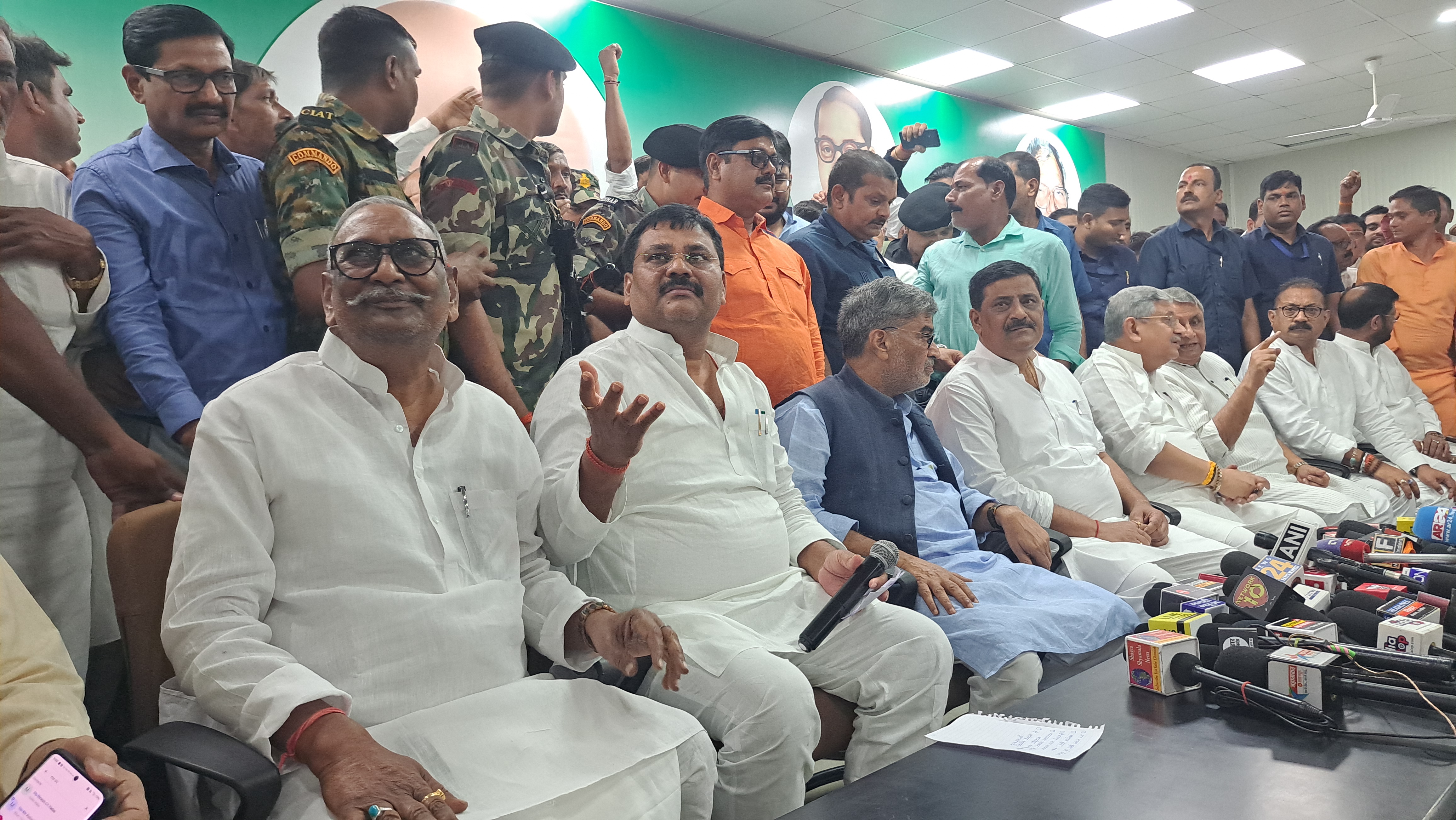 जेडीयू कार्यालय में चुनावी हलचल