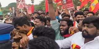 போலீசின் கையை கடிக்கும் இளைஞர்