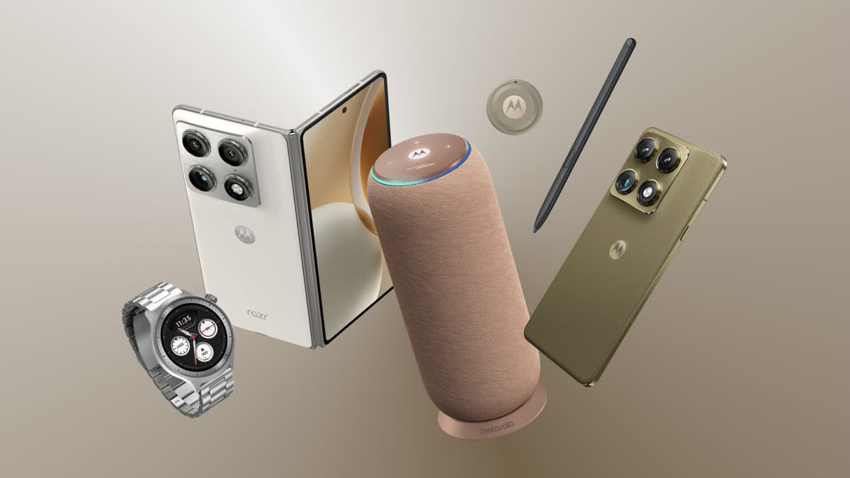 CES 2026  MOTOROLA SIGNATURE  MOTOROLA FIRST BOOK STYLE FOLDABLE  MOTOROLA RAZR FOLD