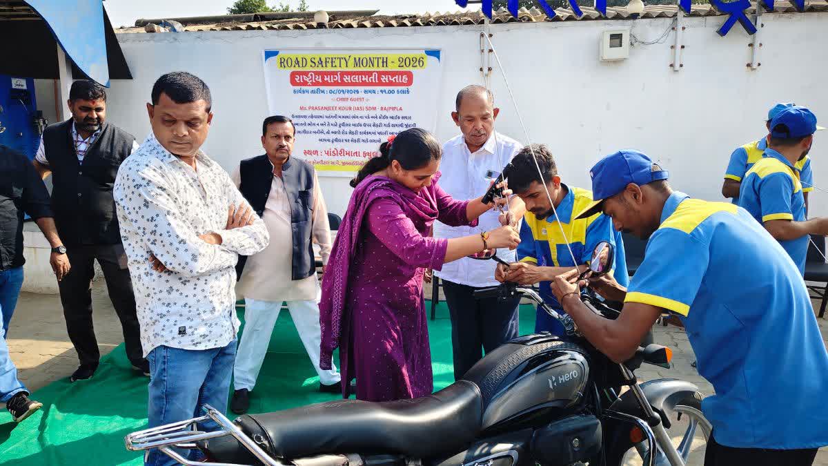 ઉત્તરાયણ પૂર્વે નર્મદાના રાજપીપળામાં અનોખી જનસેવા, બાઇકચાલકોને પતંગની દોરીથી બચાવવા સેફટી ગાર્ડ ફ્રી